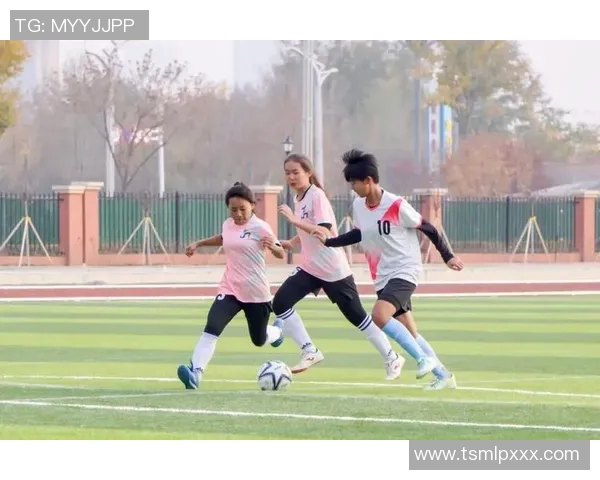 小鲜肉足球球星闪耀绿茵赛场引爆青春激情与无限梦想