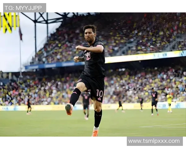 足球巨星精准破门瞬间：力与美的完美结合展现球场巅峰技艺